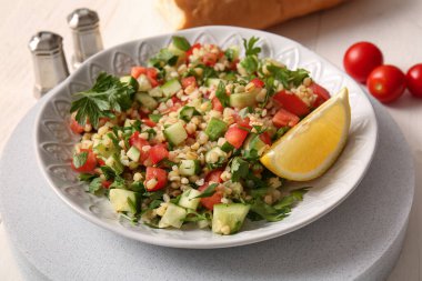 Tabakta leziz bir tabakta salata, yakın plan.