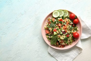 Hafif arka planda nefis tabakta salata.