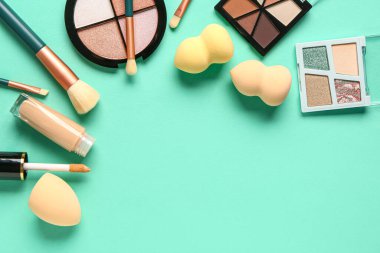Renk arkaplanında kozmetik ve makyaj aksesuarlarıyla kompozisyon