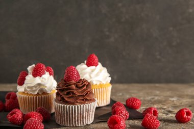 Masada ahududu olan lezzetli kekler.