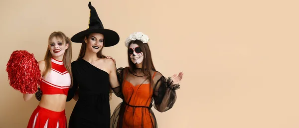 Cadılar Bayramı Için Bej Arka Planda Giyinmiş Genç Kadınlar Mesaj — Stok fotoğraf