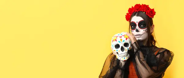 Mujer Joven Sosteniendo Cráneo Pintado Sobre Fondo Amarillo Con Espacio — Foto de Stock