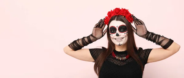 Mujer Joven Con Cráneo Pintado Cara Contra Fondo Rosa Con — Foto de Stock
