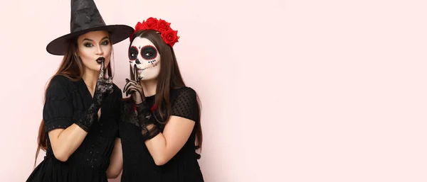 Giovani Donne Vestite Halloween Che Mostrano Silenzio Gesto Sfondo Rosa — Foto Stock