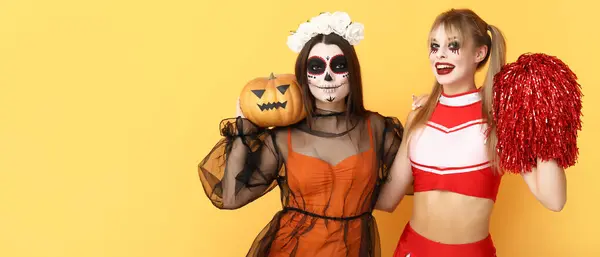 Giovani Donne Vestite Halloween Con Zucca Sfondo Giallo Con Spazio — Foto Stock