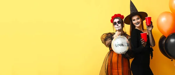Junge Frauen Verkleidet Für Halloween Auf Gelbem Hintergrund Mit Platz — Stockfoto