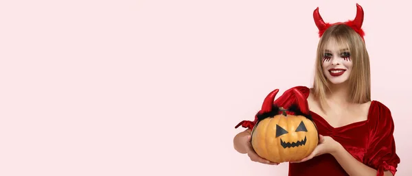 Giovane Donna Costume Halloween Con Zucca Sfondo Rosa Con Spazio — Foto Stock