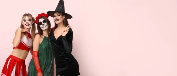 Mujeres Jóvenes Vestidas Para Halloween Sobre Fondo Rosa Con Espacio —  Fotos de Stock