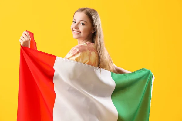 黄底意大利国旗的年轻貌美的女人 — 图库照片