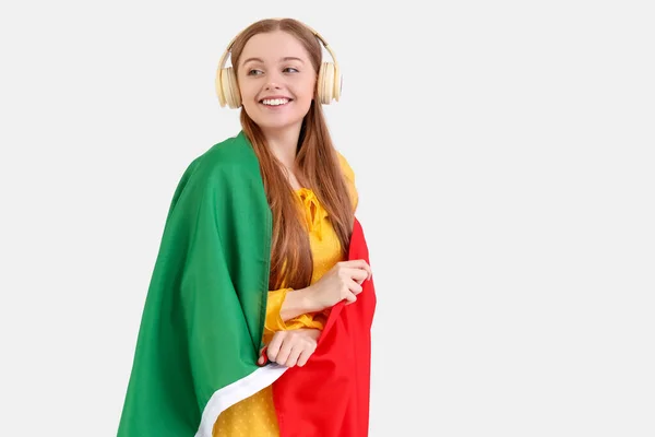 美丽的年轻女子 拿着意大利国旗 听着白人背景的音乐 — 图库照片