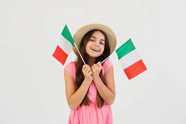 Klein Meisje Met Vlaggen Van Italië Lichte Achtergrond — Stockfoto