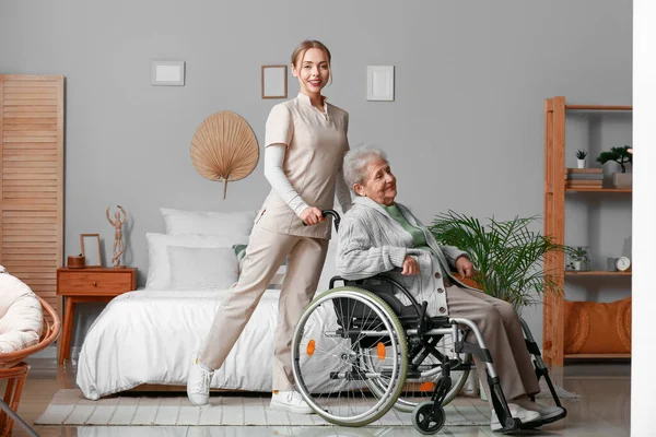 집에서 휠체어를 여자와 병간호 — 스톡 사진