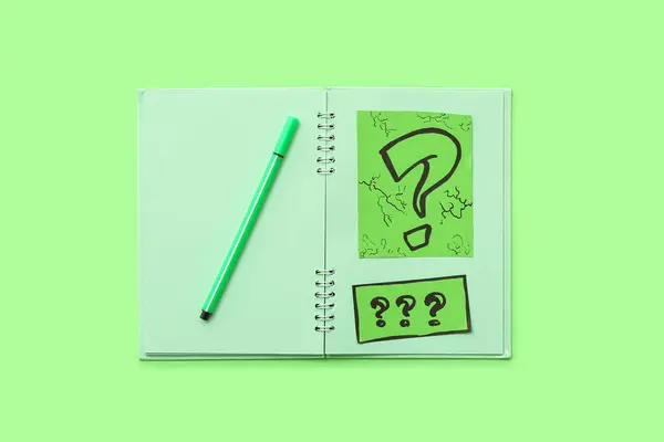 Notebook Quiz Card Question Marks Green Background — Stock Photo, Image