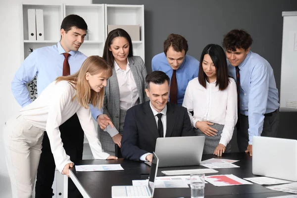 Grupa Konsultantów Biznesowych Pracujących Laptopem Biurze — Zdjęcie stockowe