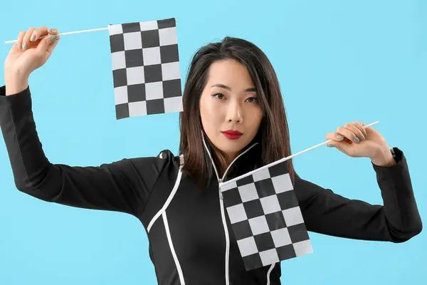 Mavi Arka Planda Yarış Bayrakları Olan Güzel Asyalı Kadın — Stok fotoğraf