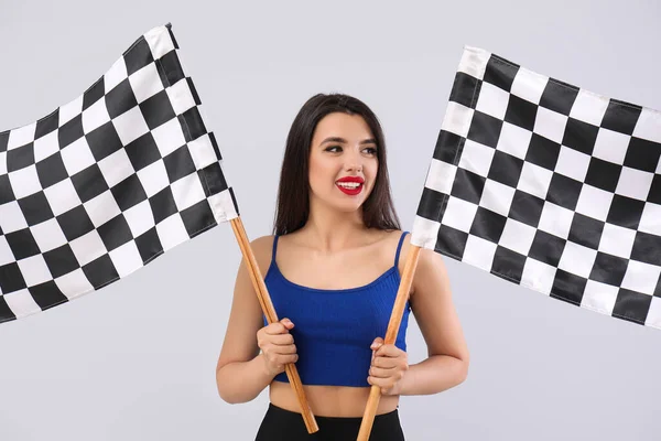 Vacker Ung Kvinna Med Racing Flaggor Ljus Bakgrund — Stockfoto