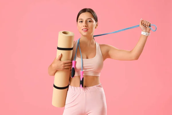 Sportieve Jonge Vrouw Met Springtouw Yoga Mat Roze Achtergrond — Stockfoto