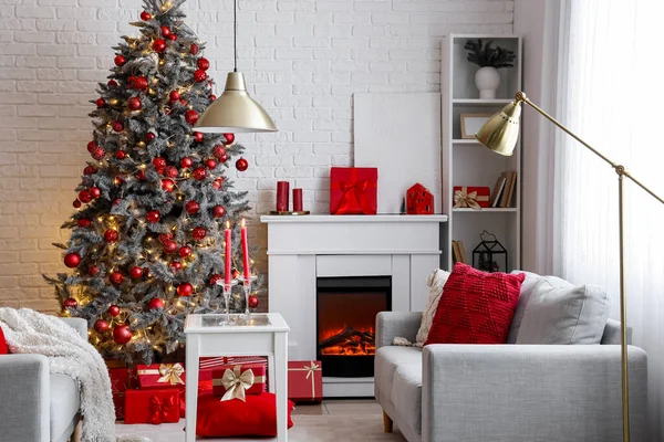 Interior Sala Estar Festiva Com Lareira Árvore Natal Velas Chamas — Fotografia de Stock