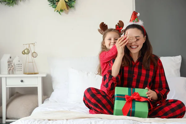 Little Girl Covering Her Mother Eyes Gift Bedroom Christmas Eve — Stock Photo, Image