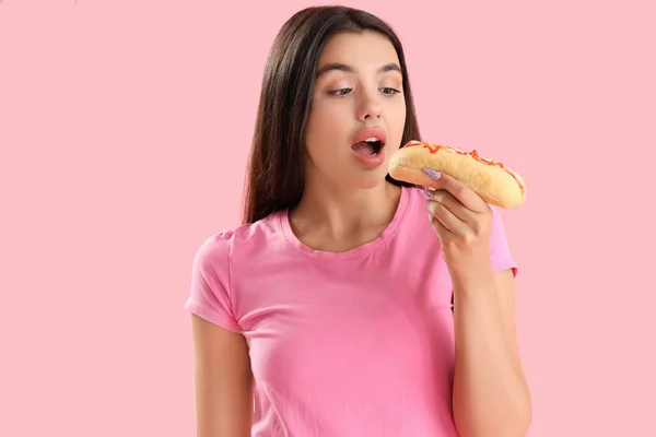 Bella Giovane Donna Mangiare Gustoso Hot Dog Sfondo Rosa — Foto Stock