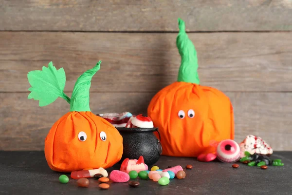 Papper Pumpor För Halloween Och Välsmakande Godis Mörkt Bord — Stockfoto