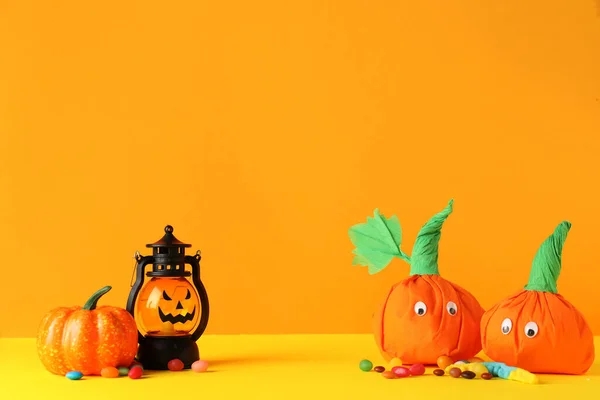 Paper Pumpkins Halloween Lantern Tasty Candies Color Background — Stock Photo, Image