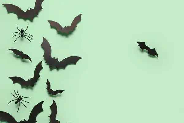 Papierowe Nietoperze Pająki Imprezę Halloween Zielonym Tle — Zdjęcie stockowe