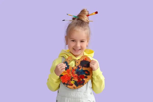 Petite Fille Mignonne Avec Palette Peinture Sur Fond Lilas — Photo