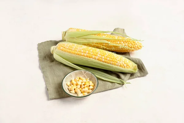 Świeże Kolby Kukurydzy Miska Nasionami Białym Tle — Zdjęcie stockowe