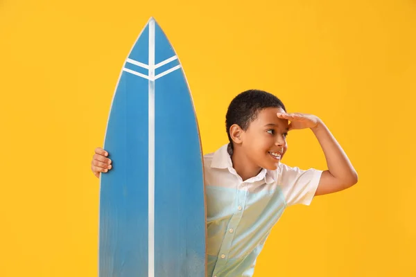 Mignon Petit Garçon Afro Américain Avec Planche Surf Regardant Quelque — Photo