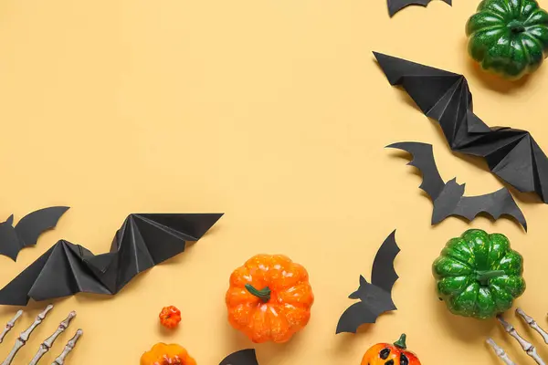 Összetétel Tökökkel Papírdenevérekkel Halloween Bézs Alapon — Stock Fotó