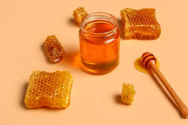 ジャーと甘い蜂蜜とオレンジ色の背景を組み合わせる — ストック写真