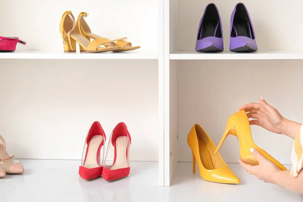 ブティックで靴を選ぶ女性 — ストック写真