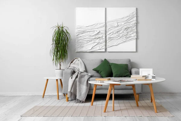 带有绘画 灰色沙发和咖啡桌的现代客厅的内部 — 图库照片