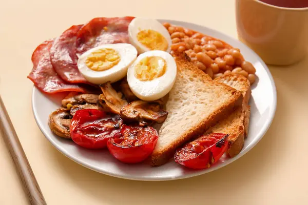 Talíř Chutné Anglické Snídaně Vařenými Vejci Žlutém Pozadí — Stock fotografie