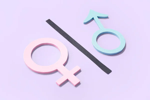紫丁香背景上的男女性别符号 — 图库照片