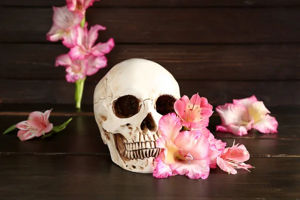 Crânio Humano Com Belas Flores Lírio Fundo Madeira — Fotografia de Stock