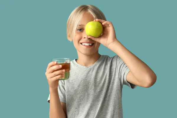 Kleiner Junge Mit Einem Glas Saft Und Apfel Auf Blauem — Stockfoto