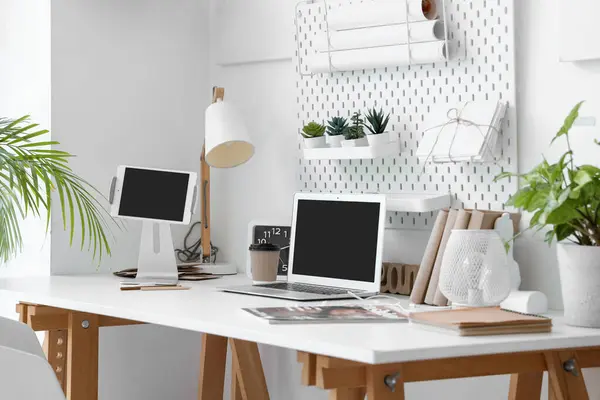 Moderner Arbeitsplatz Mit Geräten Wirbelbrett Und Zimmerpflanzen Hellen Büro — Stockfoto