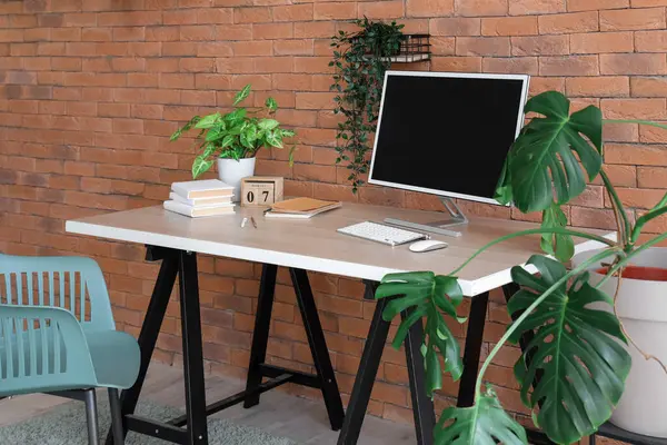 現代的な職場と家具を備えたオフィスのインテリア — ストック写真