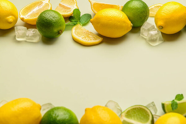 Свежие лимоны и лаймы с кубиками льда на светлом фоне