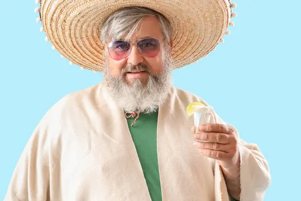 Retrato Hombre Mayor Poncho Sombrero Con Plano Tequila Sobre Fondo —  Fotos de Stock