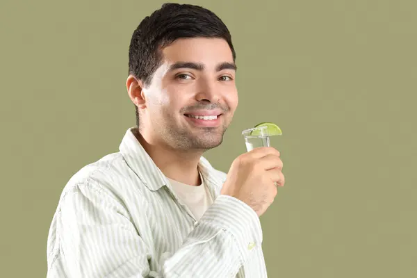 Junger Mann Mit Tequila Schuss Auf Grünem Hintergrund Nahaufnahme — Stockfoto