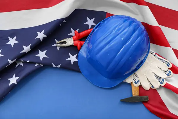 青い背景にハード ツール そしてアメリカの国旗 労働者の日のお祝い — ストック写真