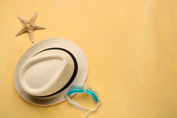 Stylish Hat Goggles Starfish Color Background — Stock Photo, Image