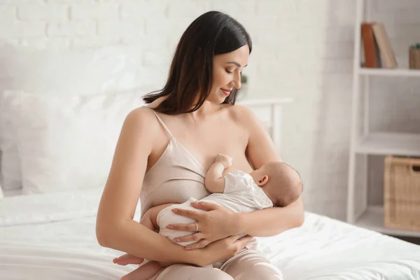 Jonge Vrouw Borstvoeding Haar Baby Slaapkamer — Stockfoto