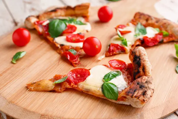 Deska Drewniana Plastrami Smacznej Pizzy Margarita Świeżymi Pomidorami Stole — Zdjęcie stockowe