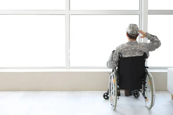 Young Soldier Wheelchair Saluting Home Back View — Stock Photo, Image