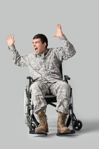 Jovem Soldado Cadeira Rodas Gritando Fundo Claro — Fotografia de Stock