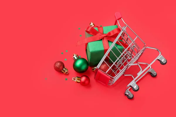 Pequeno Carrinho Compras Com Decoração Natal Fundo Vermelho — Fotografia de Stock